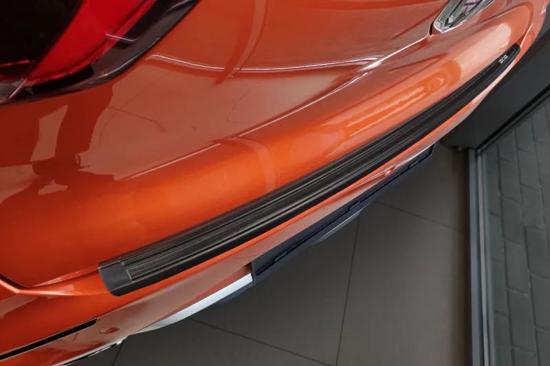 GRAPHIT Edelstahl Ladekantenschutz mit Gravur passend für MG ZS Facelift 10/2019 - 10/2024