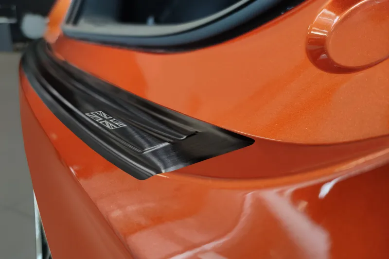 GRAPHIT Edelstahl Ladekantenschutz mit Gravur passend für MG ZS Facelift 10/2019 - 10/2024