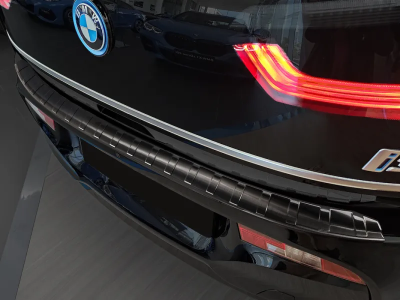 GRAPHIT Edelstahl schwarz Ladekantenschutz mit Abkantung passend für BMW i3 Elektro ab Facelift 2017