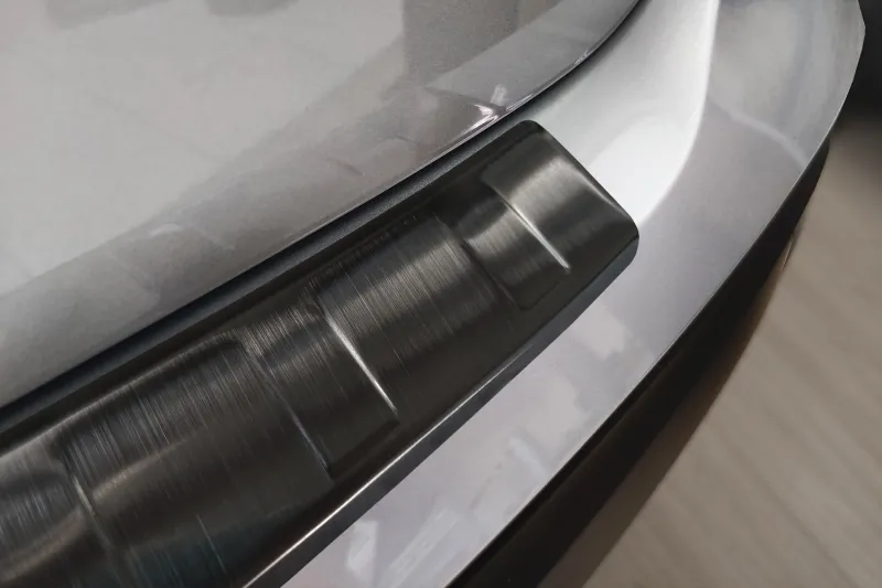 GRAPHIT Edelstahl schwarz Ladekantenschutz passend für Skoda Enyaq iV ab 4/2021