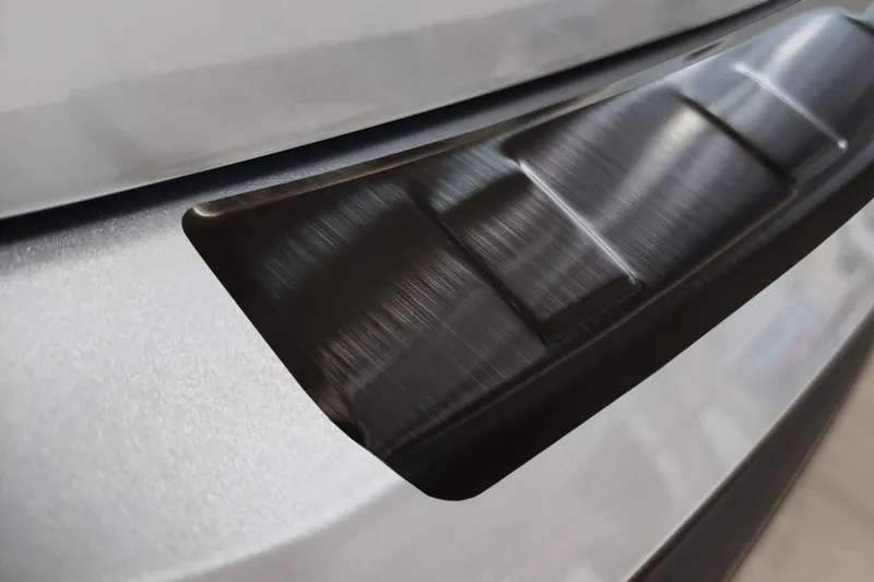 GRAPHIT Edelstahl schwarz Ladekantenschutz passend für Skoda Enyaq iV ab 4/2021