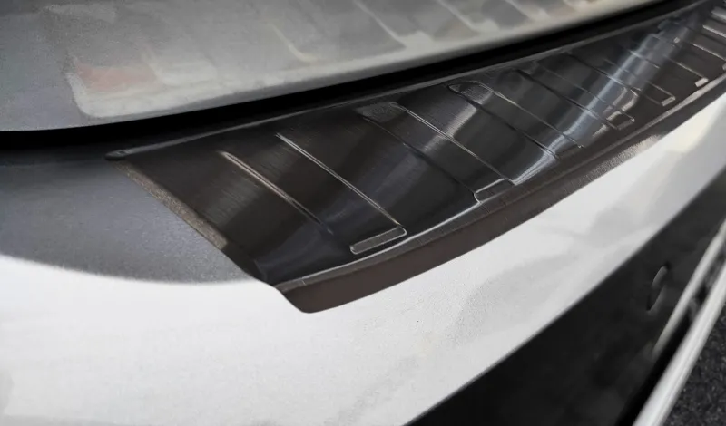 GRAPHIT Edelstahl schwarz Ladekantenschutz passend für VW Arteon Kombi ab 6/2020
