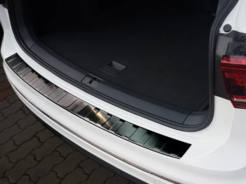 GRAPHIT Edelstahl schwarz Ladekantenschutz passend für VW Tiguan II 2016-10/2023