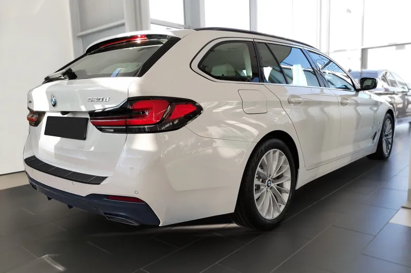 GRAPHIT Ladekantenschutz Edelstahl schwarz passend für BMW 5er Touring (G31) ab FL 2020 - 2024 M-Paket