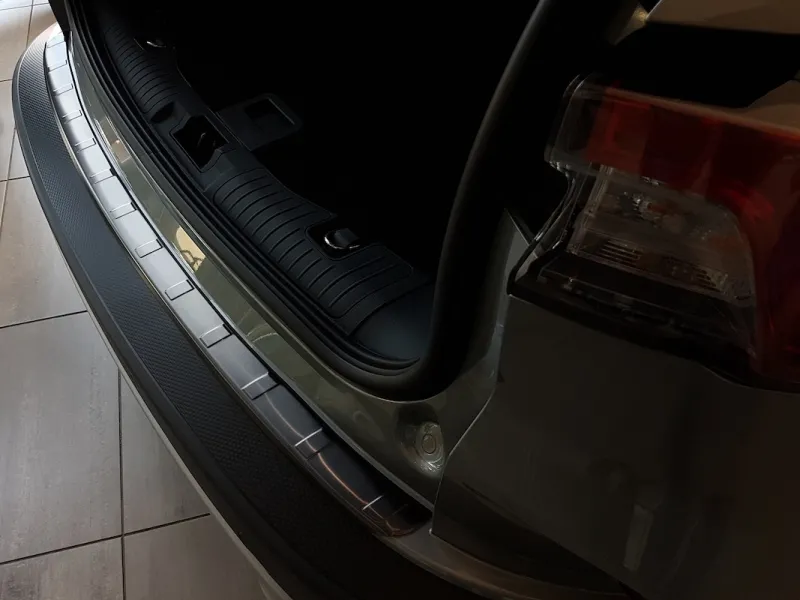 GRAPHIT Ladekantenschutz schwarz Edelstahl schwarz passend für Ford Kuga III 9/2019-FL 2024 (nicht ST-Line+Hybrid)