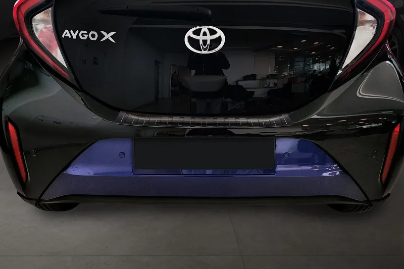 GRAPHIT schwarz Ladekantenschutz Edelstahl passend für Toyota Aygo X ab 12/2021