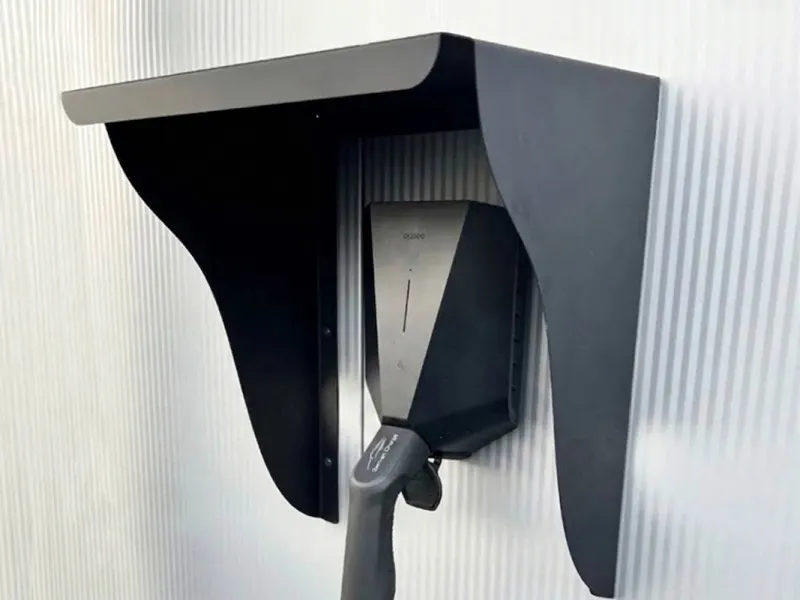Wallbox-Schutzdach walliiBoxx© mit spezieller Dachneigung Alu schwarz (RAL 9005) | Größe 1
