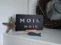 BSB Design Schild Alu schwarz mit Spruch Moin Moin auf Holzsockel BSB Design Schild Alu schwarz mit Spruch Moin Moin auf Holzsockel