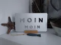 BSB Design Schild Alu grau matt mit Spruch Moin Moin auf Holzsockel