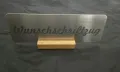 BSB Design Edelstahl Schild mit DEINEM Wunschschriftzug auf Holzsockel | BSB Metall